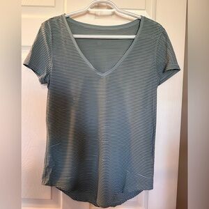 Lululemon size 6 tee